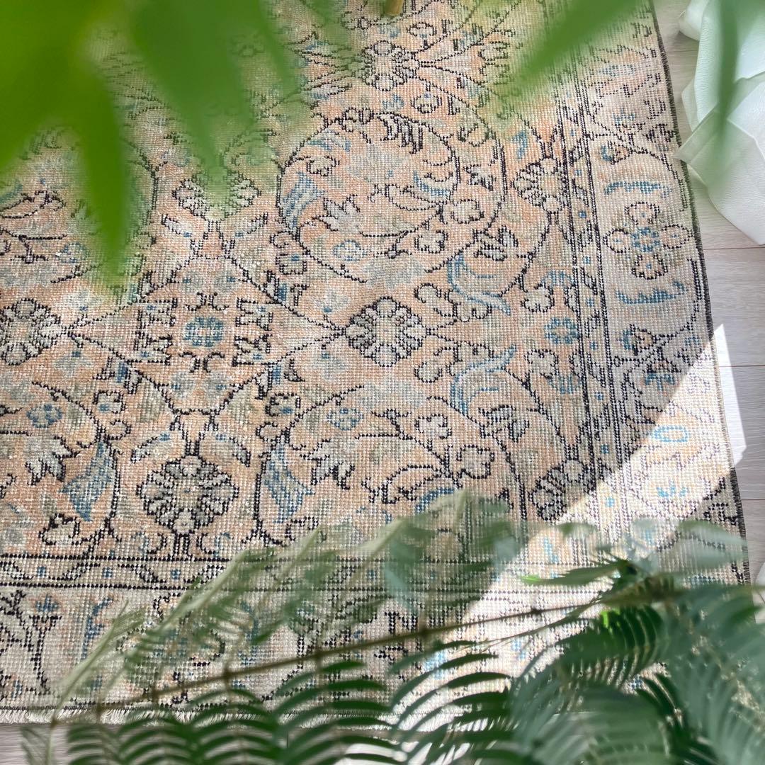 囲みコーラルベージュ✳︎111×211 フローラル　ブルー　トルコヴィンテージラグ