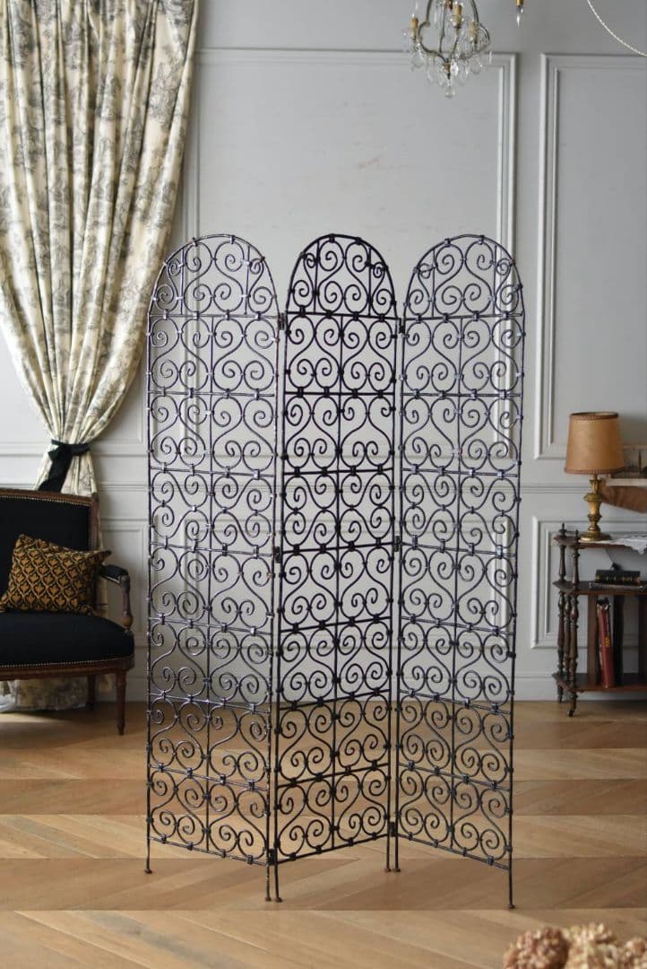 モロッテリアを代表する定番アイテム、アイアン製のパーティションです。1番目