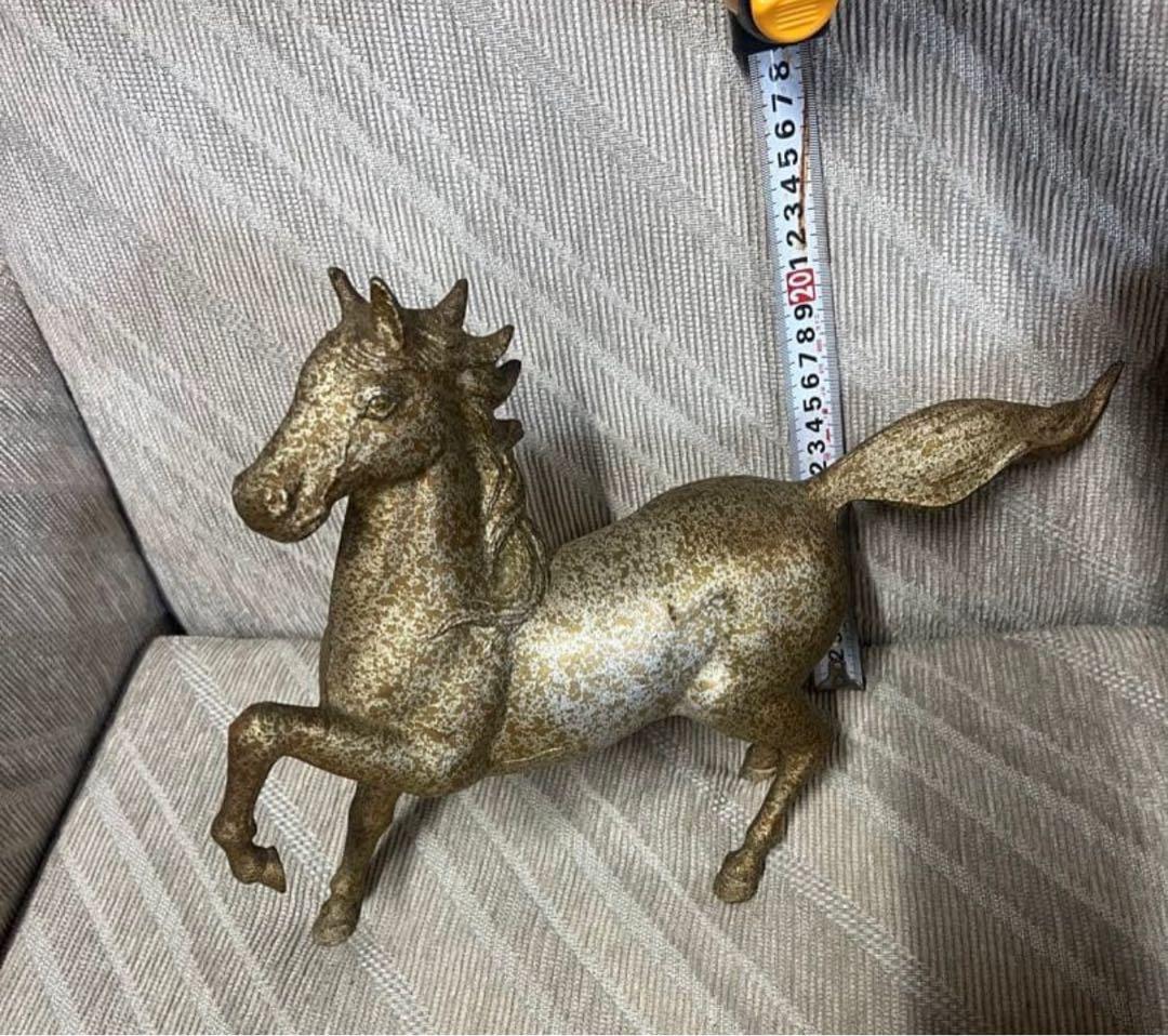 金色の馬の置物