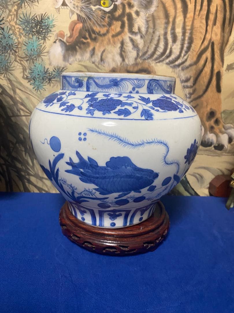 清末期 青白陶器花瓶 魚と花の装飾付き