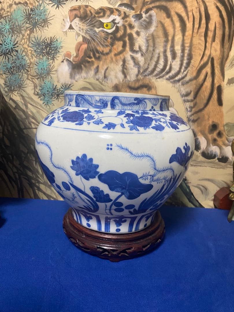 清末期 青白陶器花瓶 魚と花の装飾付き