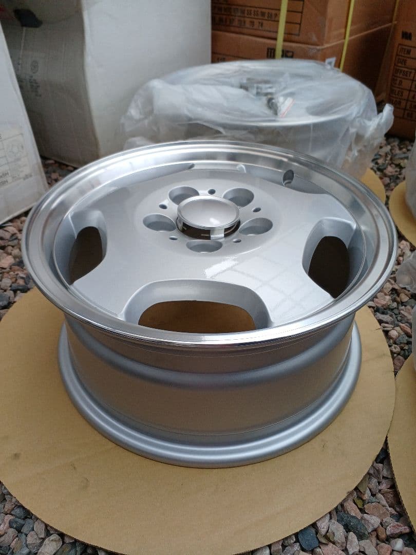 ★新品、未使用★15インチ 　ディッシュホイール　PCD114.3 5H　★