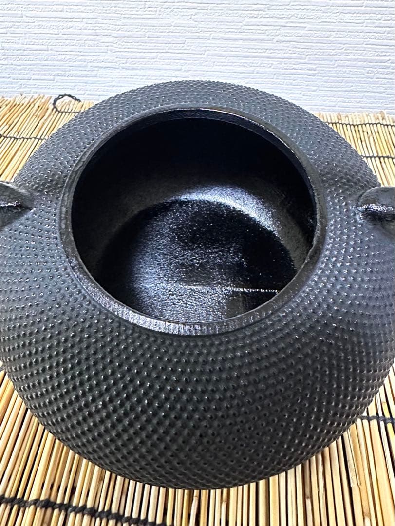 未使用品、付属品付　南部雲南堂鍋元造１５型丸平形アラレ　鉄瓶　南部鉄瓶　南部鉄器
