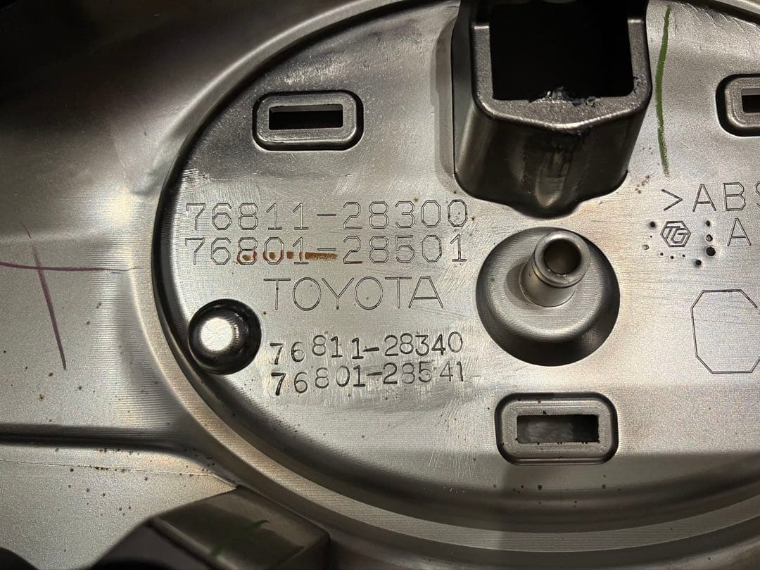 新車外し トヨタ エスクァイア 80 前期 純正 リアガーニッシュ メッキ