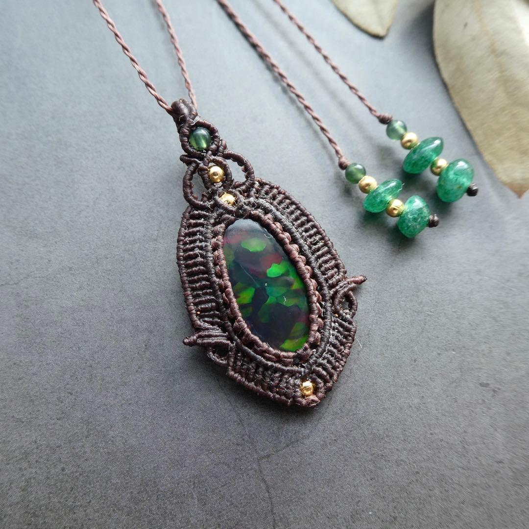 大粒ブラックオパールのマクラメネックレス