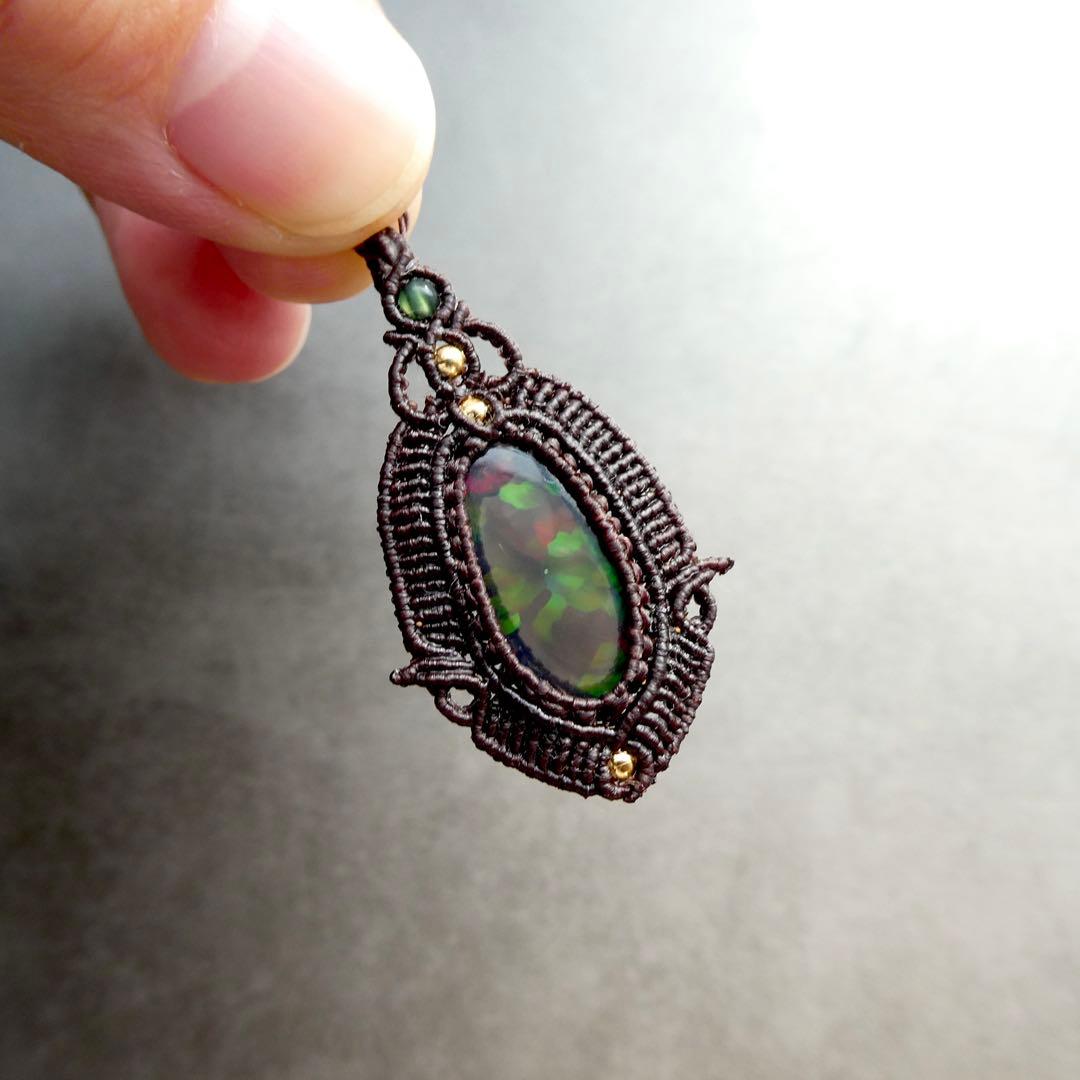 大粒ブラックオパールのマクラメネックレス