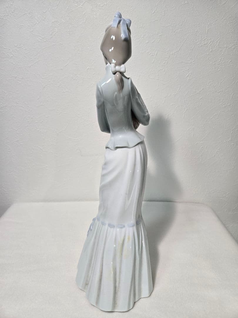 LLADRO 置物 リヤドロ 4893 仔犬とお散歩　仔犬を抱く貴婦人