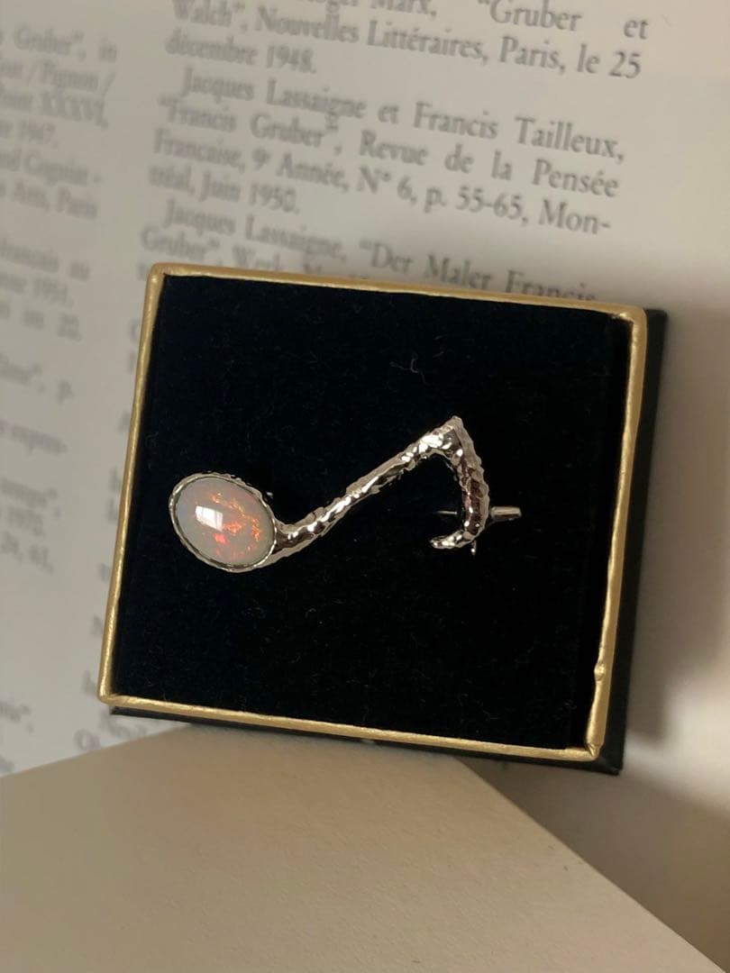 オパール　音符ブローチ