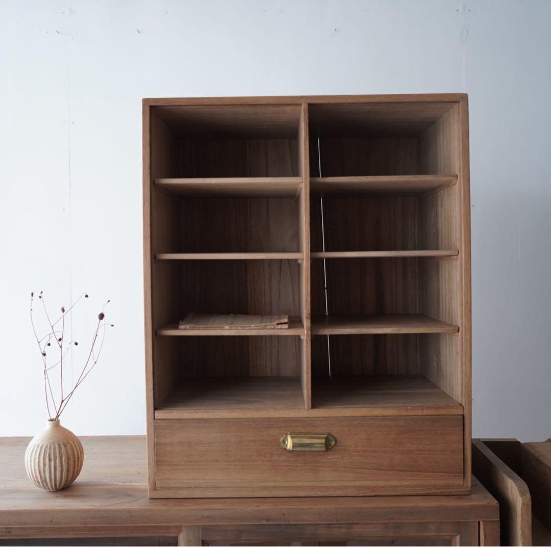 引き出しのついた木製棚