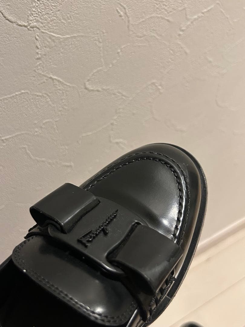 FERRAGAMO VIVALDO ブラックローファー