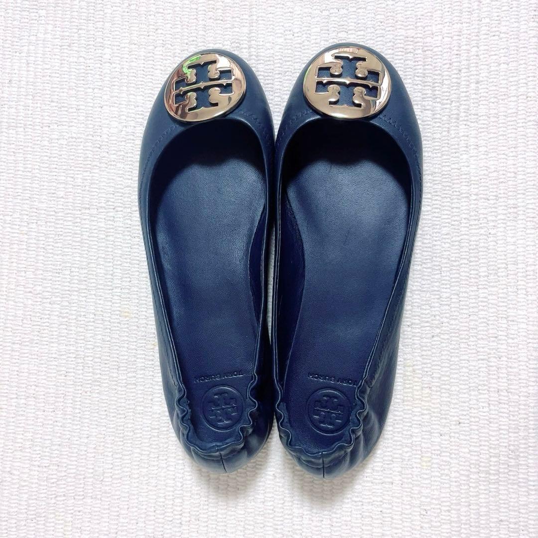 美品　トリバーチ　フラットシューズ　　メタルダブルTゴールド金具　ナパレザー　紺
