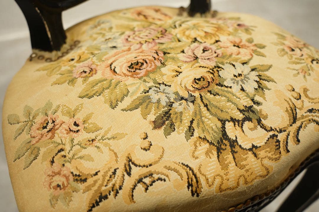 ルイ15世様式　フランス　アンティーク　ロココ　バロック　プチポワン　刺繍