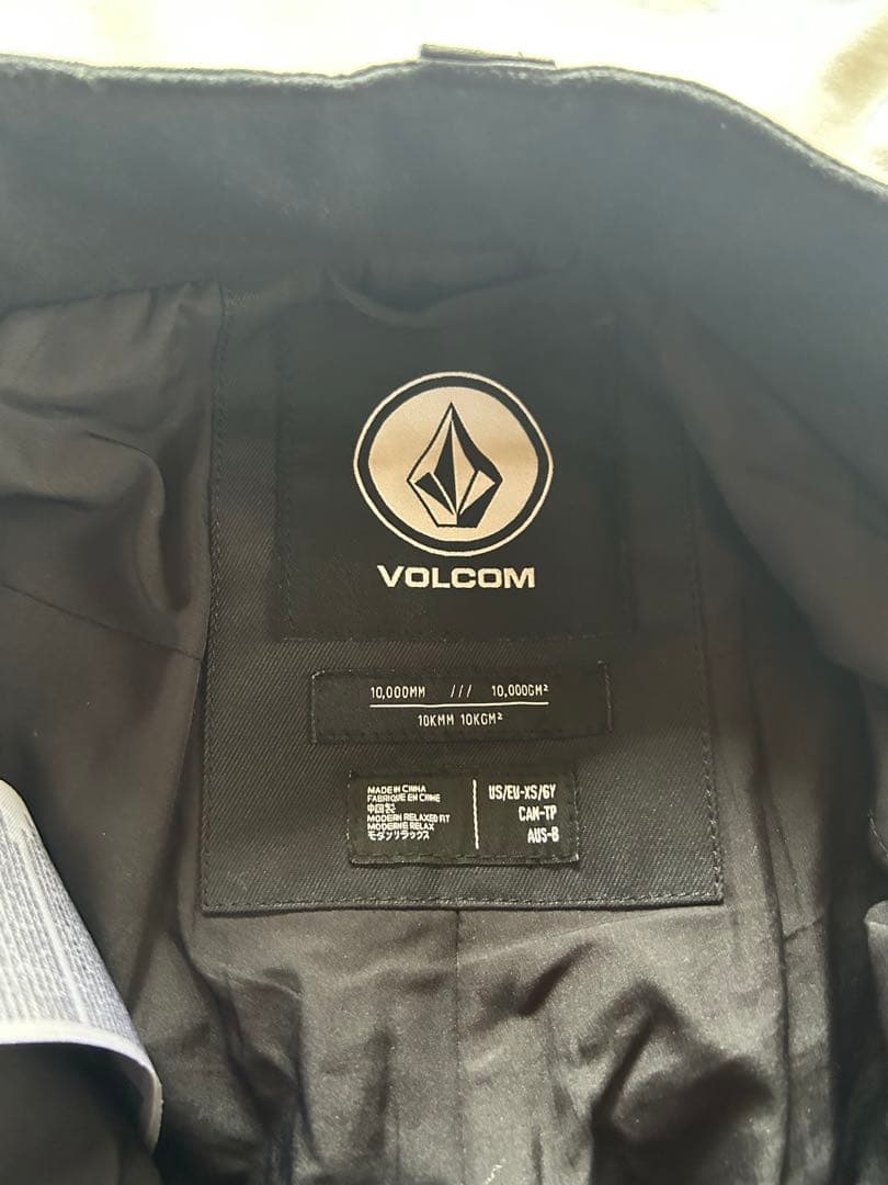 キッズ　VOLCOMスノーボードウエア上下