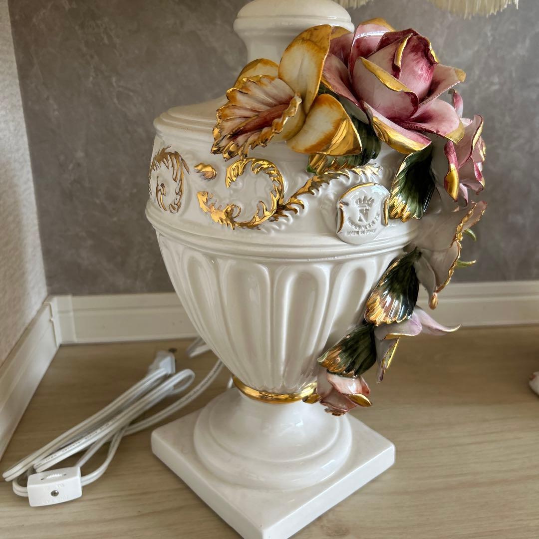 イタリア　カポディモンテ　クラシックフラワーモチーフランプ　フラワーベース