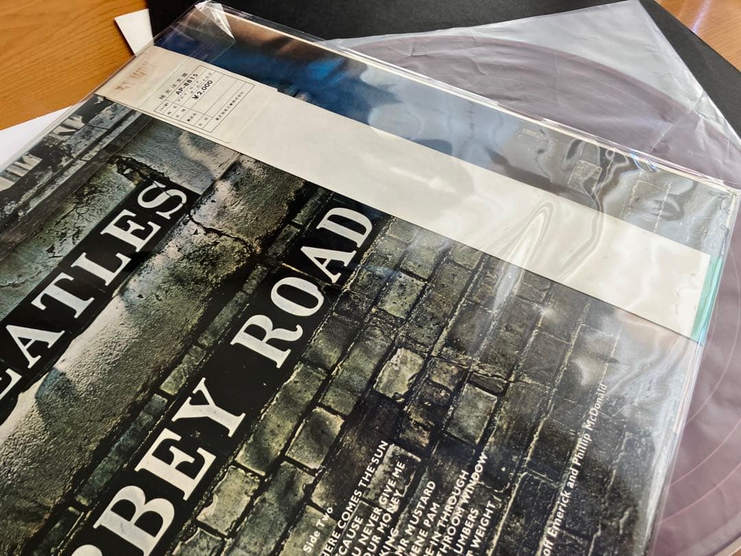 ミント赤盤ノーヒゲ 赤盤　アビーロード 歌詞もピン札の様です。　帯付