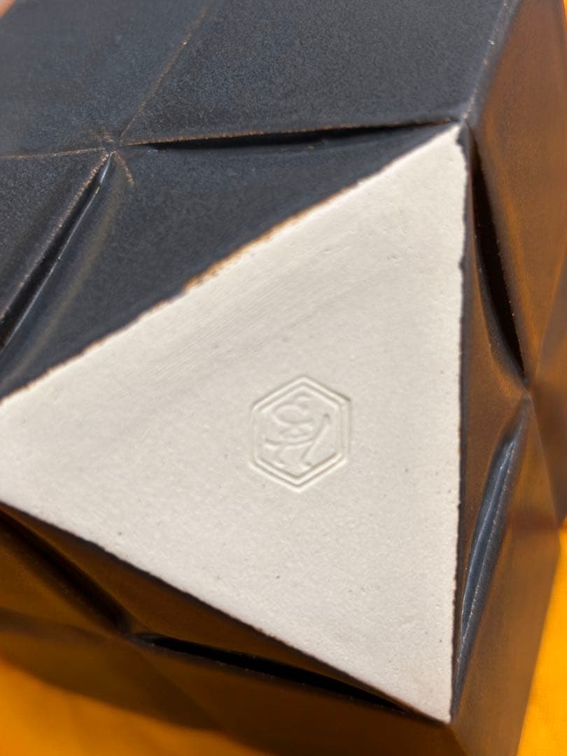 《OK 》八代 清水六兵衛　香炉前衛陶芸 【黒釉刻線器】