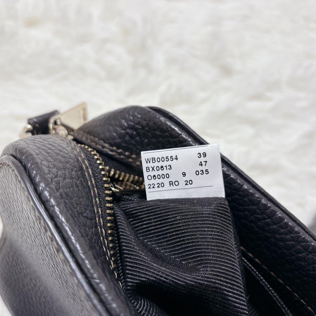 極美品 FURLA プリムラ ショルダーバッグ カメラバッグ ロゴ金具　シボ革