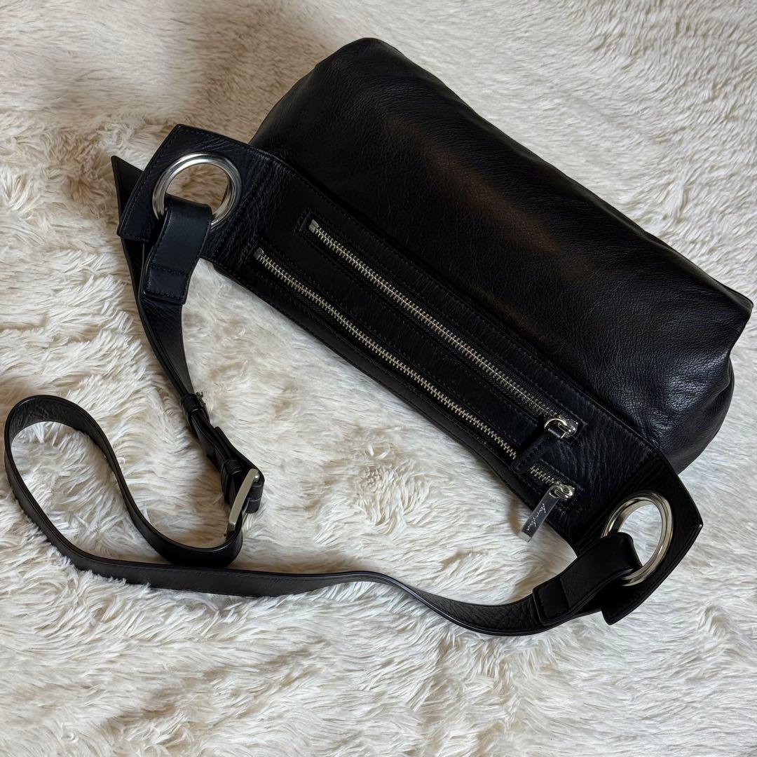 極美 カワカワ kawa-kawa レザー ボディバッグ 斜めがけ 肩掛け 金具