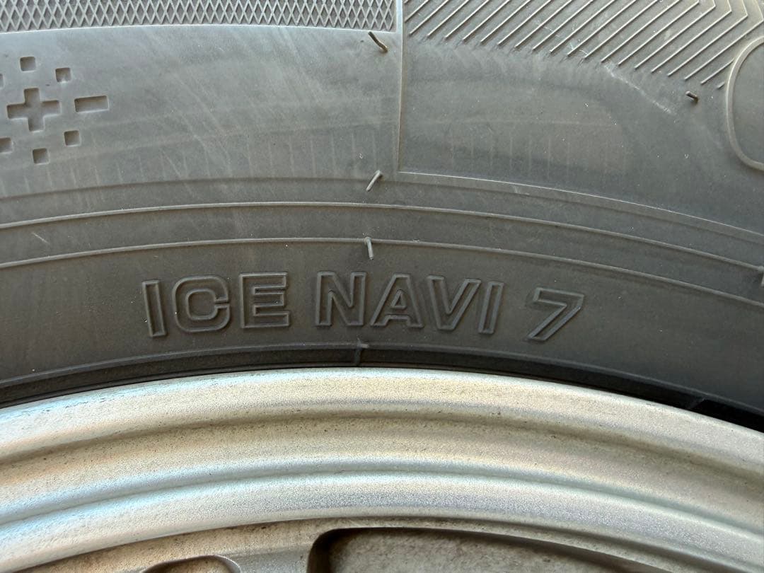 送料込み215/65R16 2022年製　溝7mm　アルミ付きスタッドレス