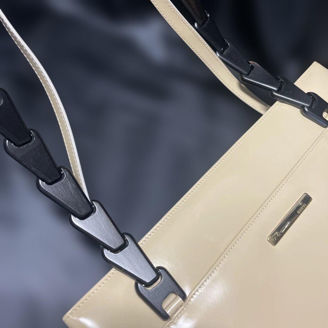 GUCCI グッチ　パテントレザートートバッグ ベージュ　黒いハンドル付き