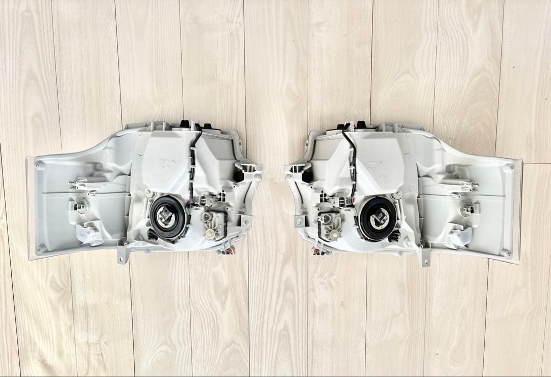 【R7/11月新車外し】トヨタハイエース　純正標準LEDヘッドランプ