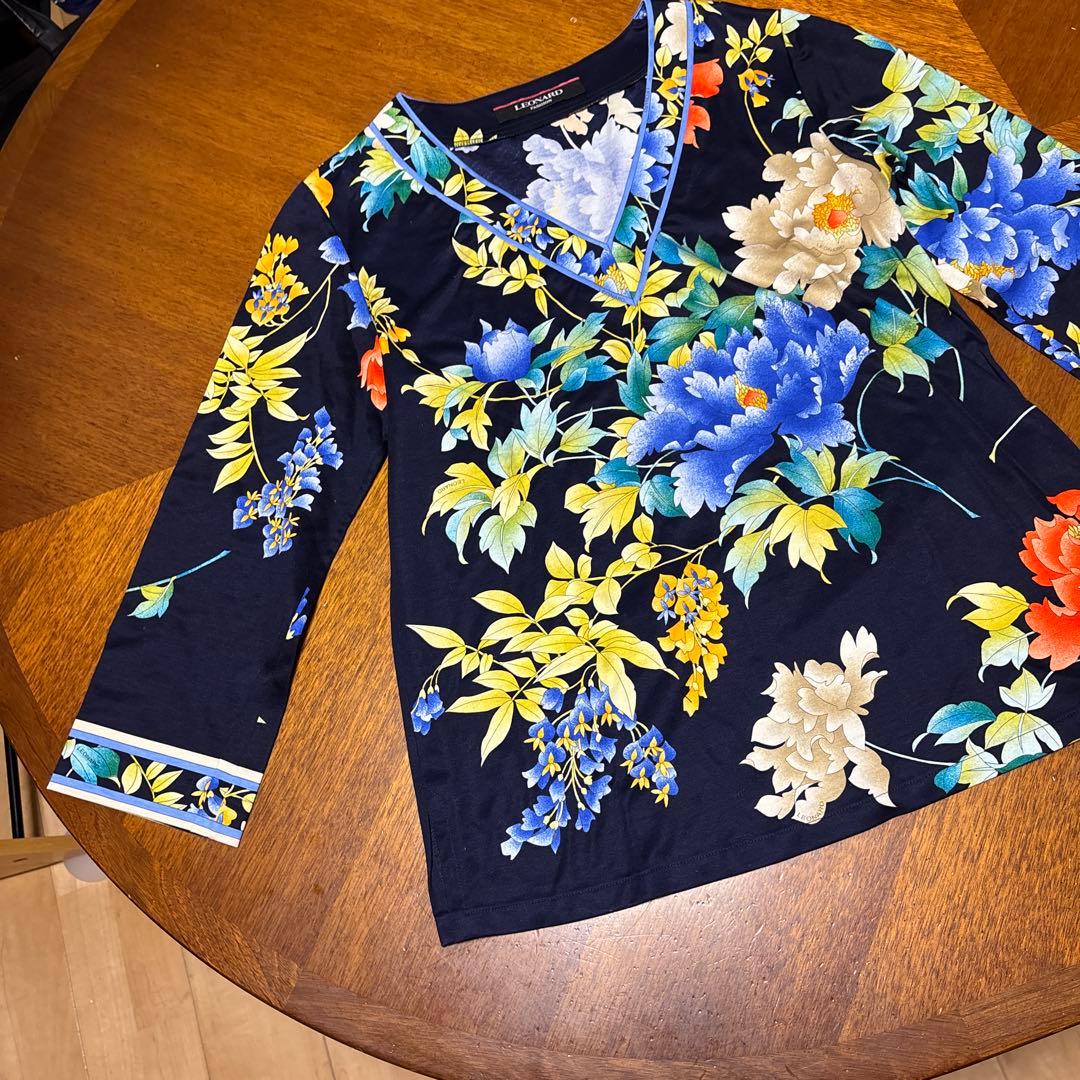 LEONARD レオナール 花柄 カットソー 未使用　コットン100% Vネック