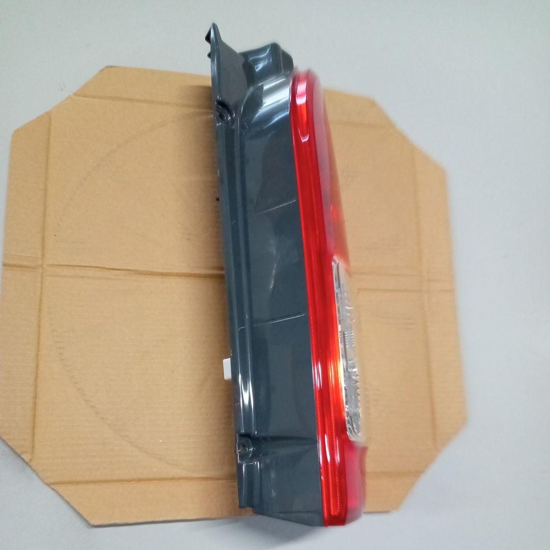 【新車外し】【送料無料】トヨタ 200系ハイエース純正後期テールランプ 右側 ⑤