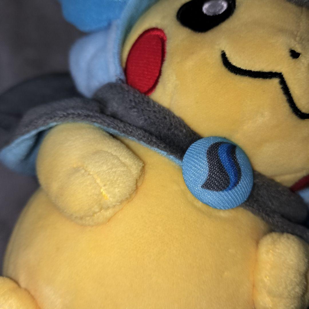 メガリザードンXのポンチョを着たピカチュウ ぬいぐるみ