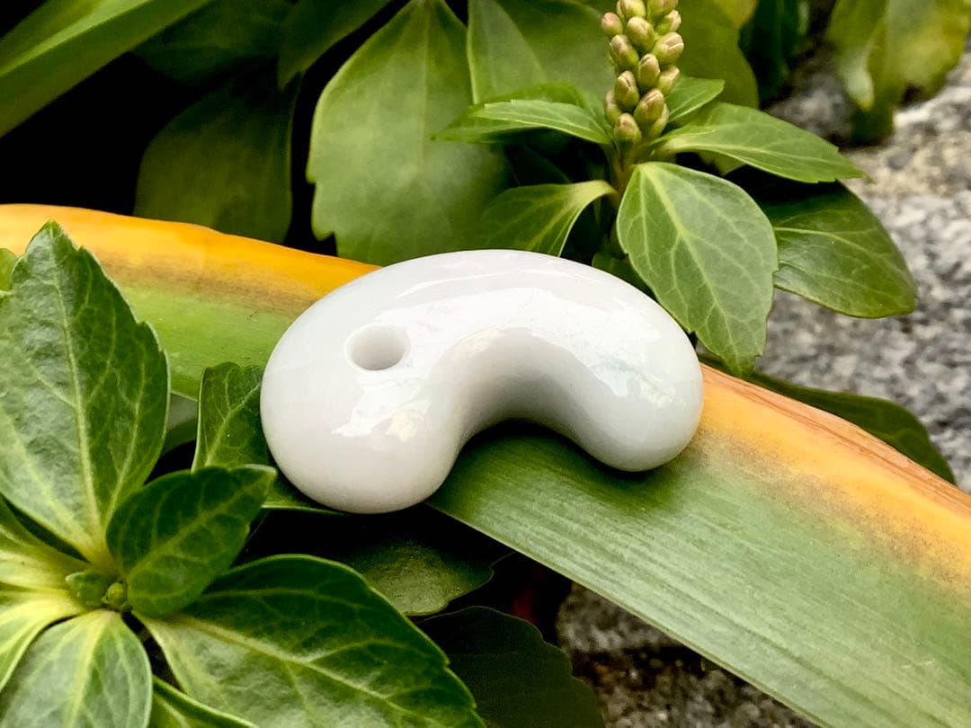 ✳30万円以上します‼️極上色彩　糸魚川翡翠ジェダイト勾玉　外部鑑定機関の鑑別書付