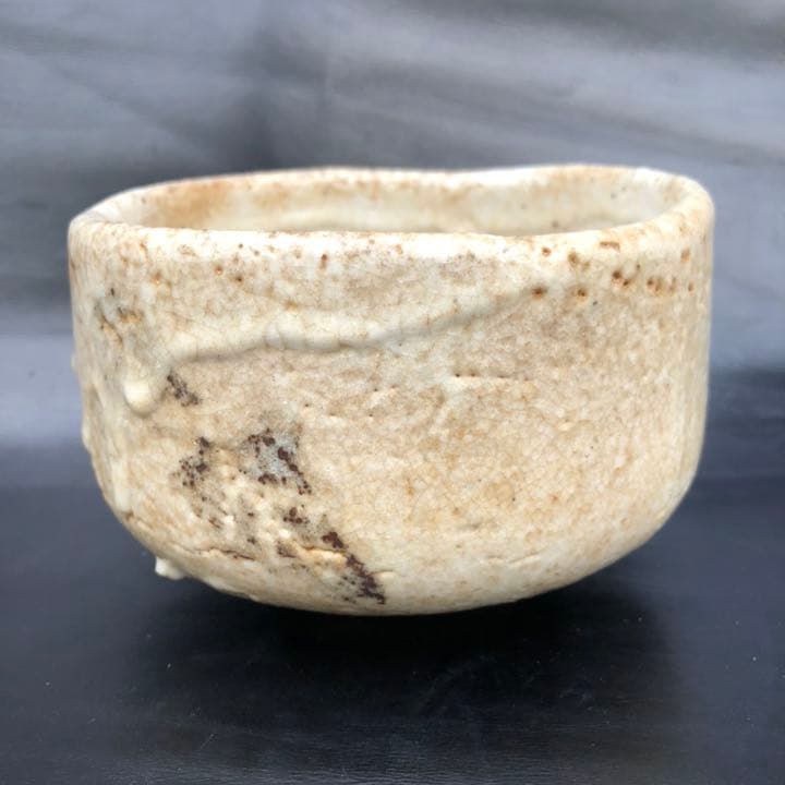 古美術◼️蔵からかなり雰囲気のある釉薬ドロドロの謎の図柄の抹茶茶碗が出て来ました。