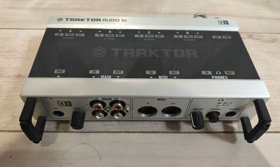 DJ機材 Traktor Scratch A10