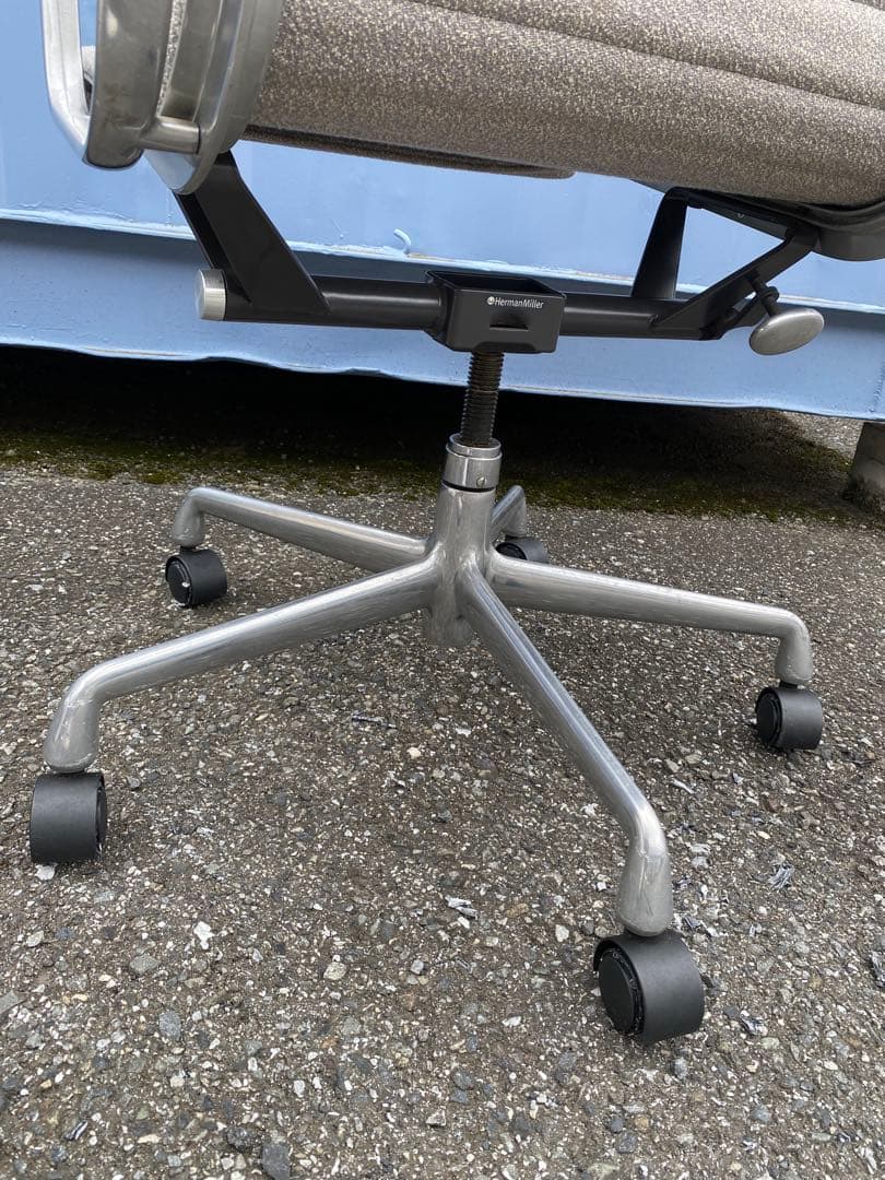 B)HermanMiller■イームズ アルミナムチェア