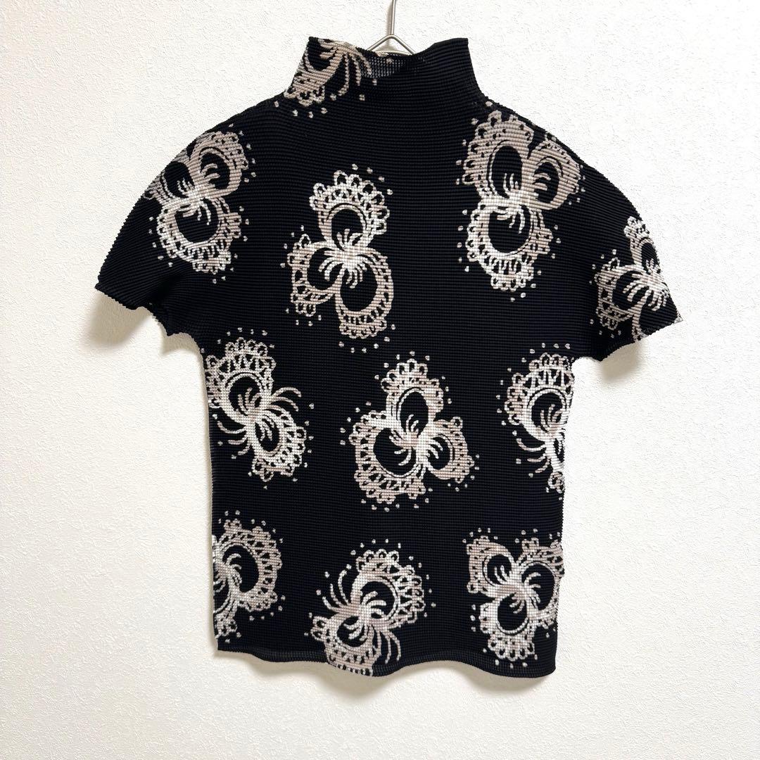 極美品✨ISSEY MIYAKE me プリーツ　黒色　半袖　トップス　柄入り