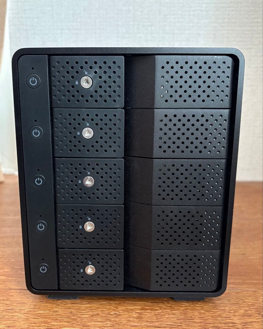 さ*け様 裸族のカプセルマンション 5Bay センチュリー独立電源スイッチ HD