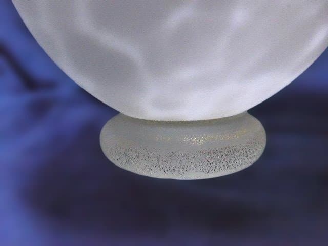 美品　高さ21センチの大きな岩田久利の代表作【雪牡丹】です。 手吹硝子 耳付花瓶