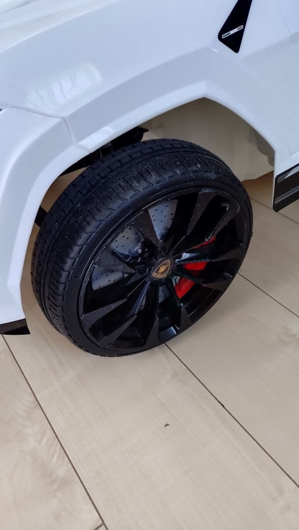 URUS ホワイト 電動乗用車 オープンカー　ランボルギーニ