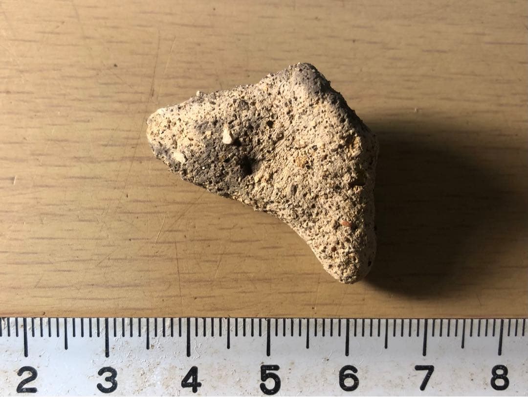 「三角形土版の破片」です。