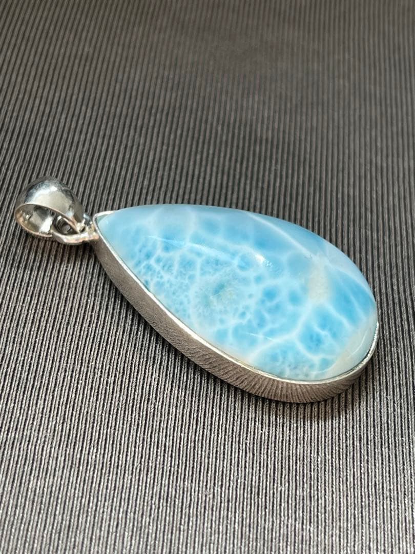 天然石ラリマー☆高品質！しずく型ペンダントトップワク付き☆ブルー＆模様が美しい！