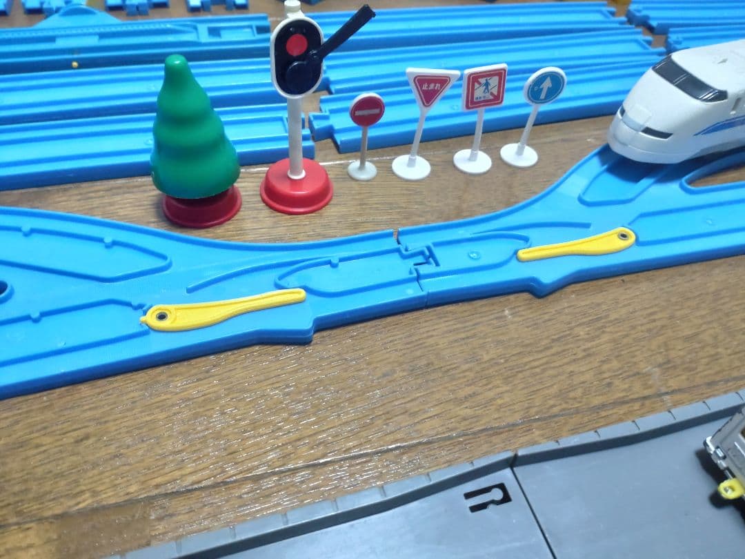 「プラレール」と「ストレートレール＆どうろ」セット