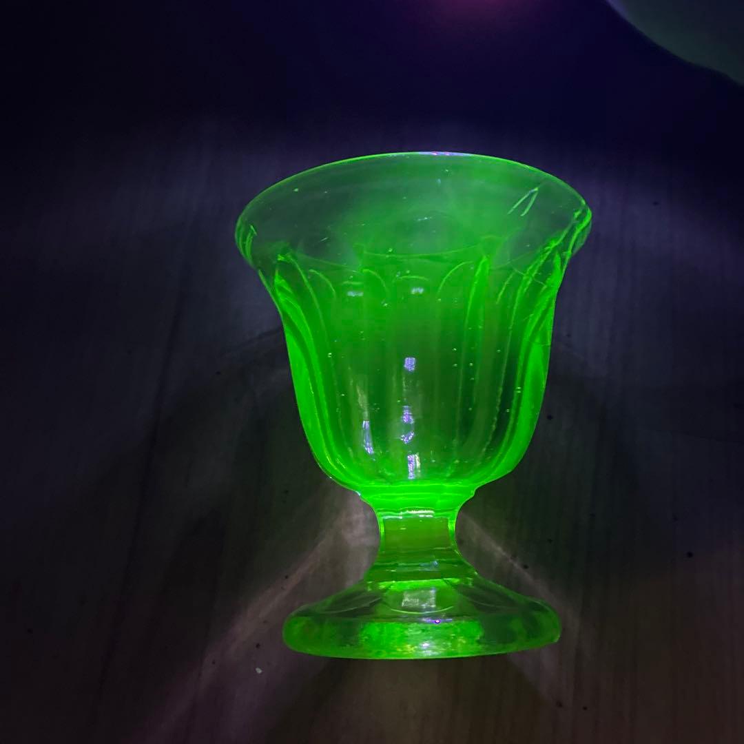 骨董　時代ガラス　若草色　プレスガラス　希少ラッパ型　菊割底　氷コップ　ウラン