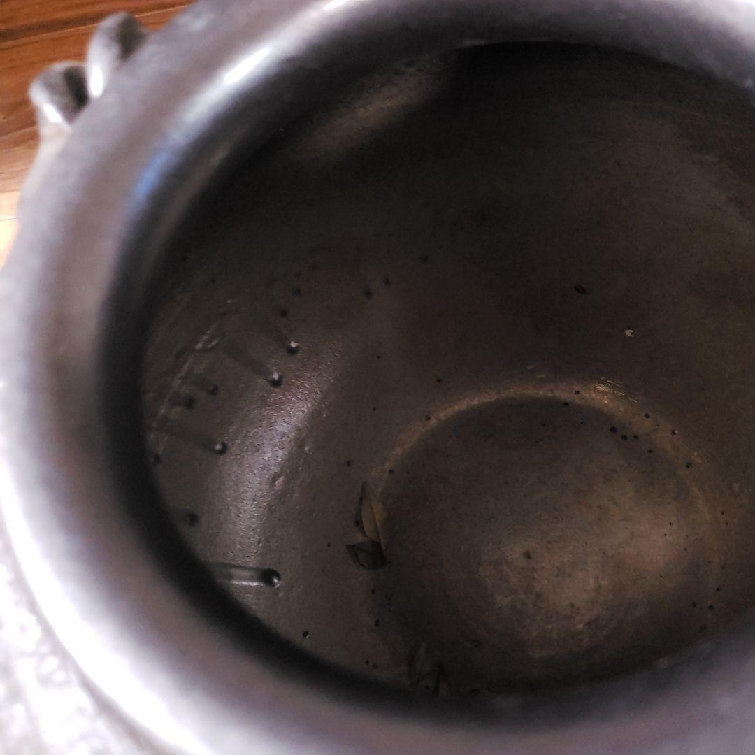 大きな花瓶  黒い壺  しがらき  土  およそ30cm