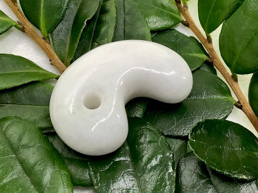 ⭕️お値段ご遠慮無く‼️　糸魚川翡翠勾玉の白翡翠お探しの方　卸しお値段にて　お早目に