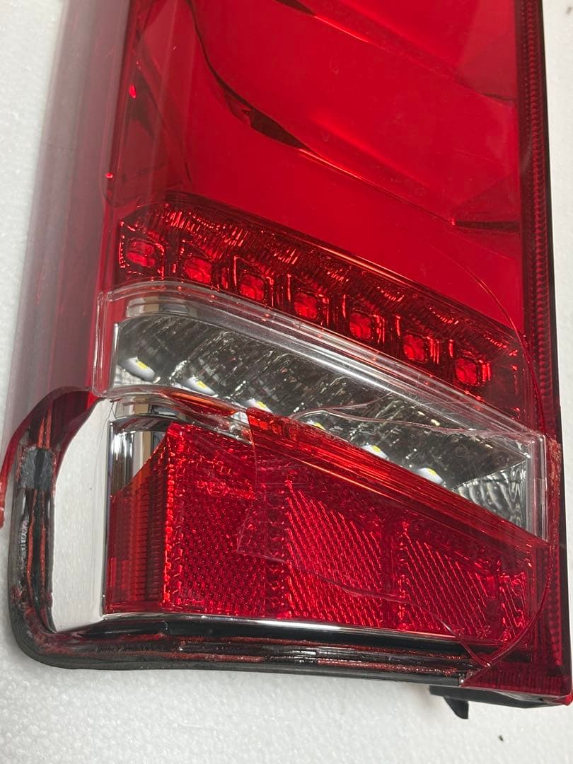 ハイエース ヴァレンティ片方破損 ジャンク品