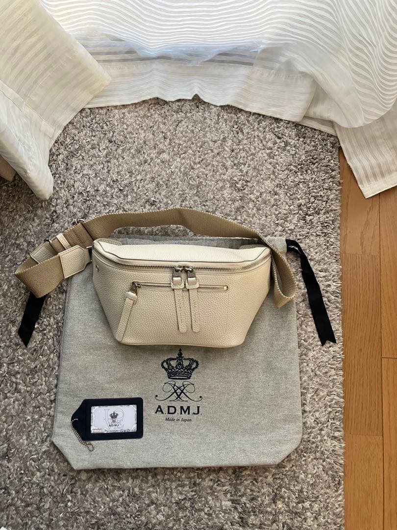 ADMJ アイボリー レザー クロスボディバッグ