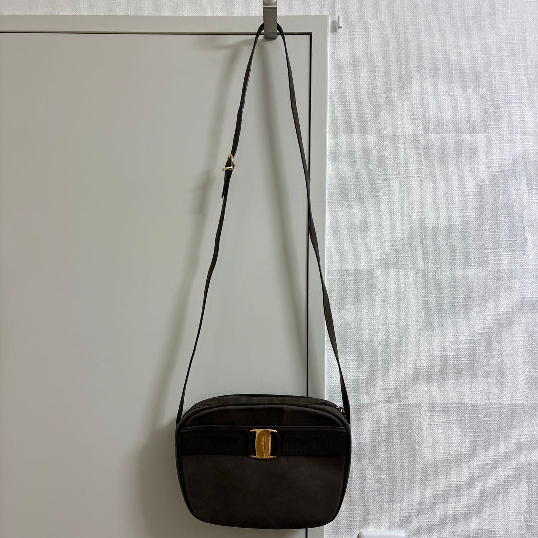 【1/31まで】Ferragamoフェラガモ　VARAショルダーバッグ