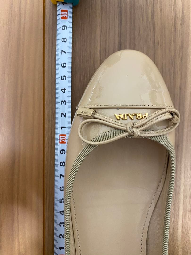 25.0最終値下げ【極美品】PRADA ベージュエナメル フラットパンプス