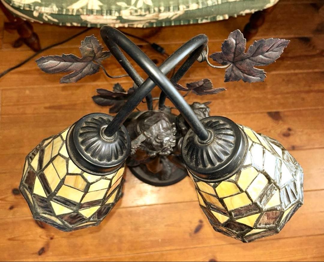 アンティーク調人形付きライトスタンド￼