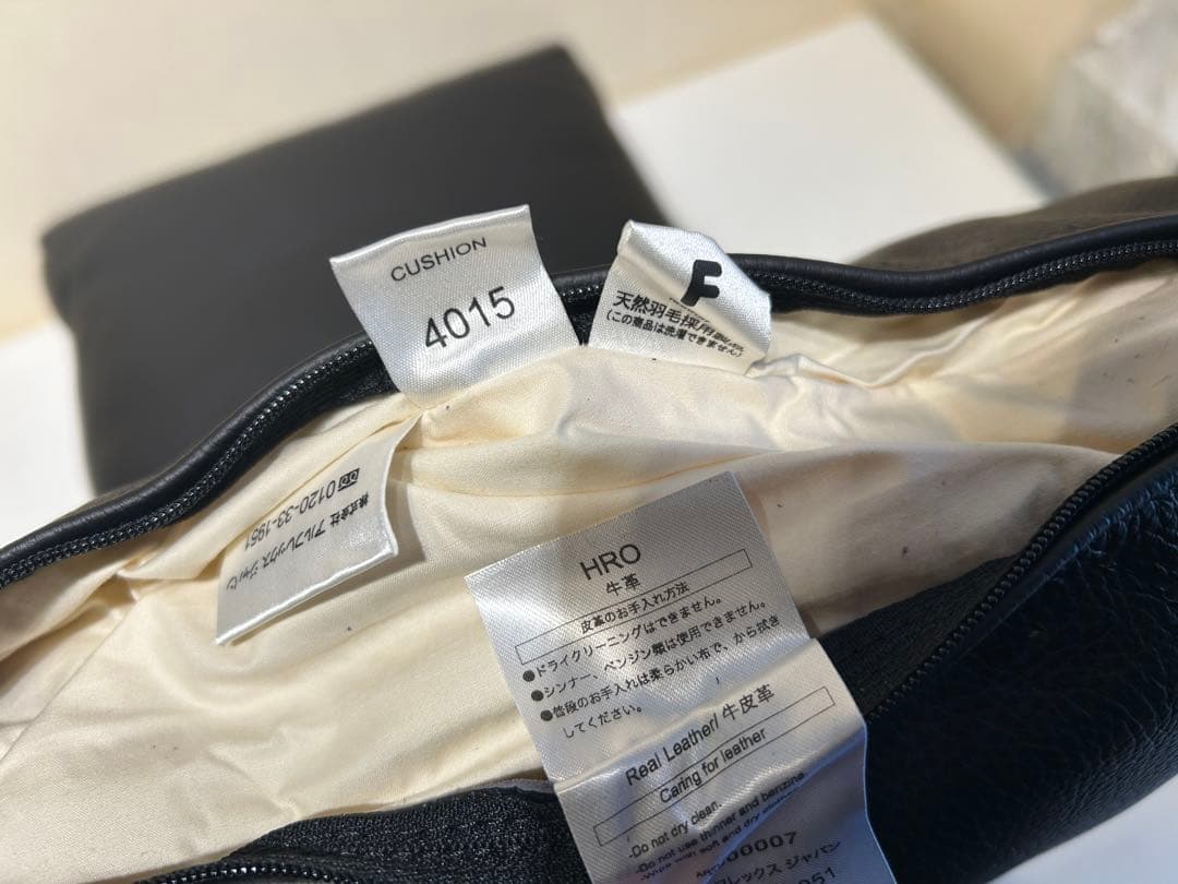 388　arflex　MIO　クッション　HRO　牛革　40×40　展示品