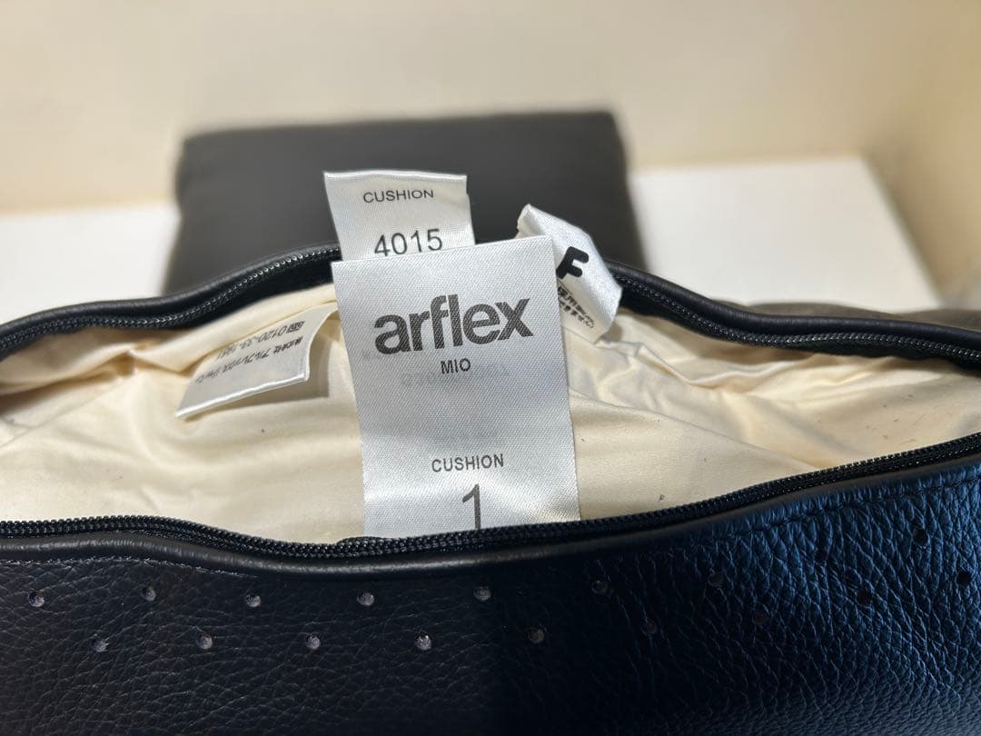 388　arflex　MIO　クッション　HRO　牛革　40×40　展示品