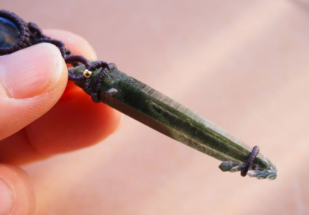 《P.》クリスタルポイント&カイヤナイト　マクラメネックレス